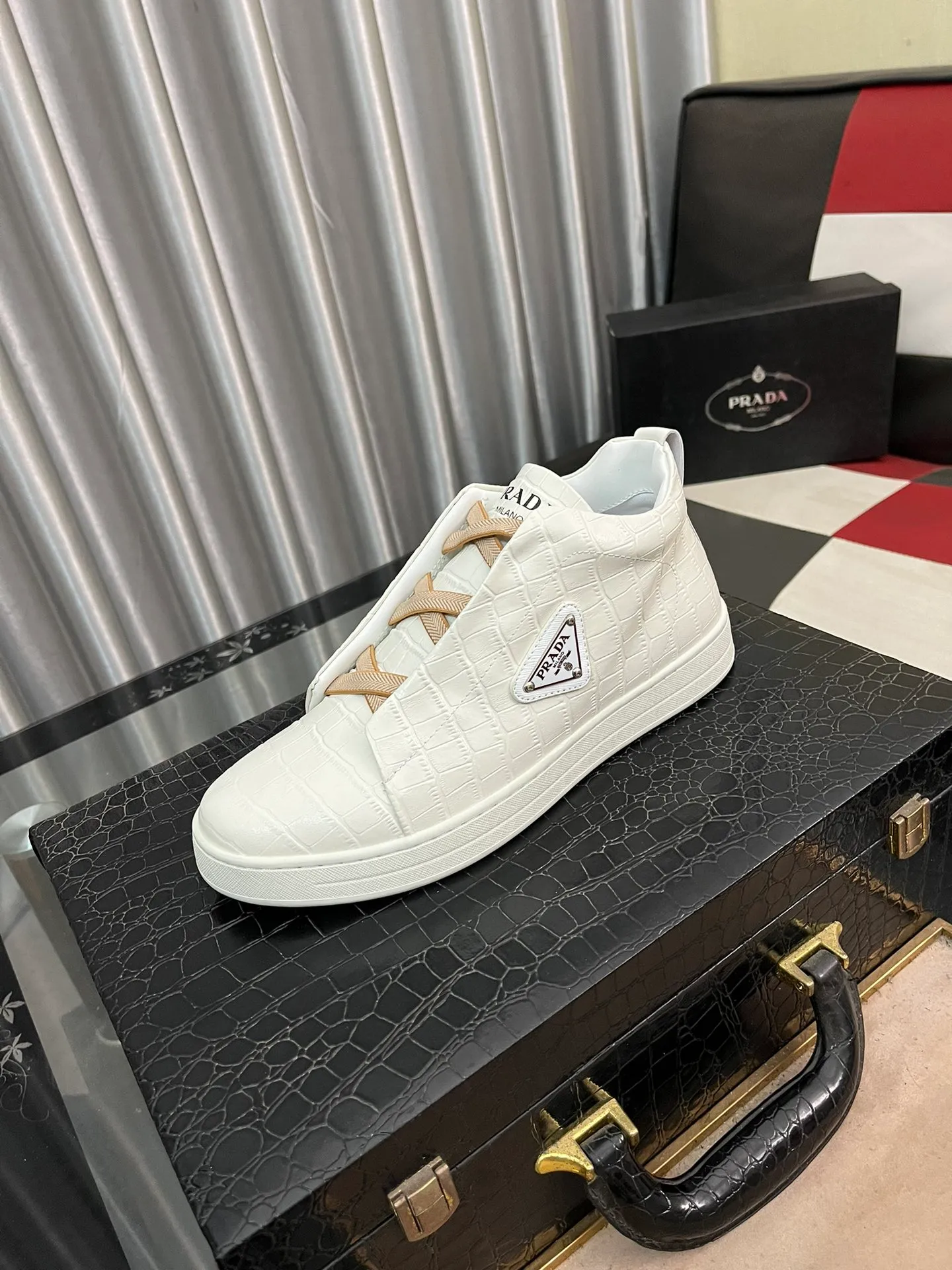 Men's shoes 💰580⌚️⌚️【PRADA】Prada - High-end quality casual sports shoes - Upper: calfskin shoe body with brand metal fasteners, - Inner lining: breathable leather lining - Outsole: ultra-light TPU foam·rubber; molded outsole -Super high quality control·Fine workmanship: highlighted (high-end·luxury·grade) -Size: 38-443️⃣Colors available